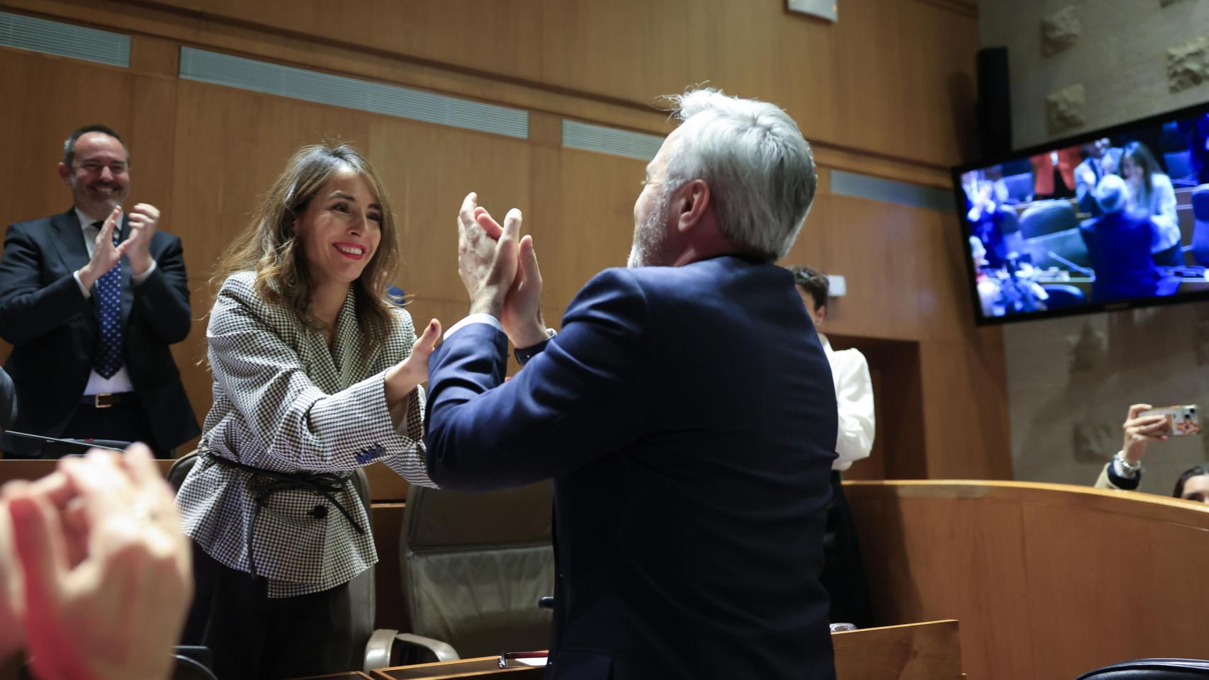 Jorge Azcón felicita a María Navarro tras ser elegida presidenta de las Cortes