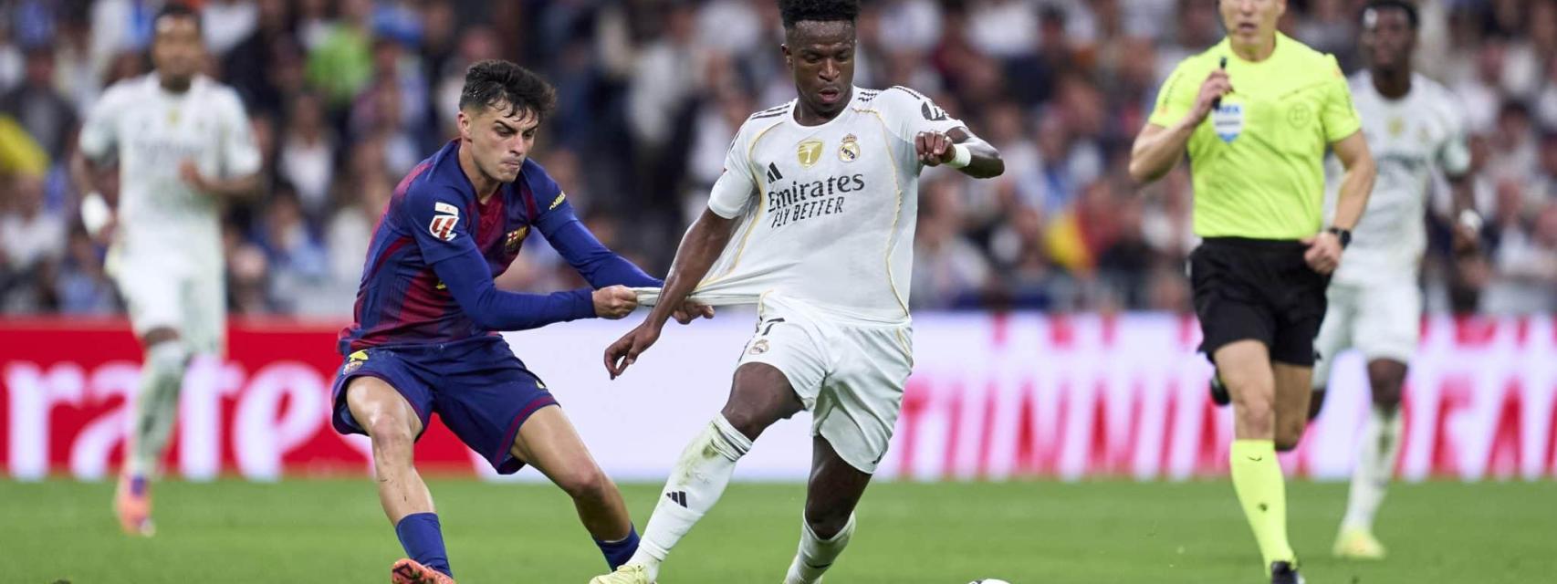Pedri agarra a Vinicius durante el último Clásico.