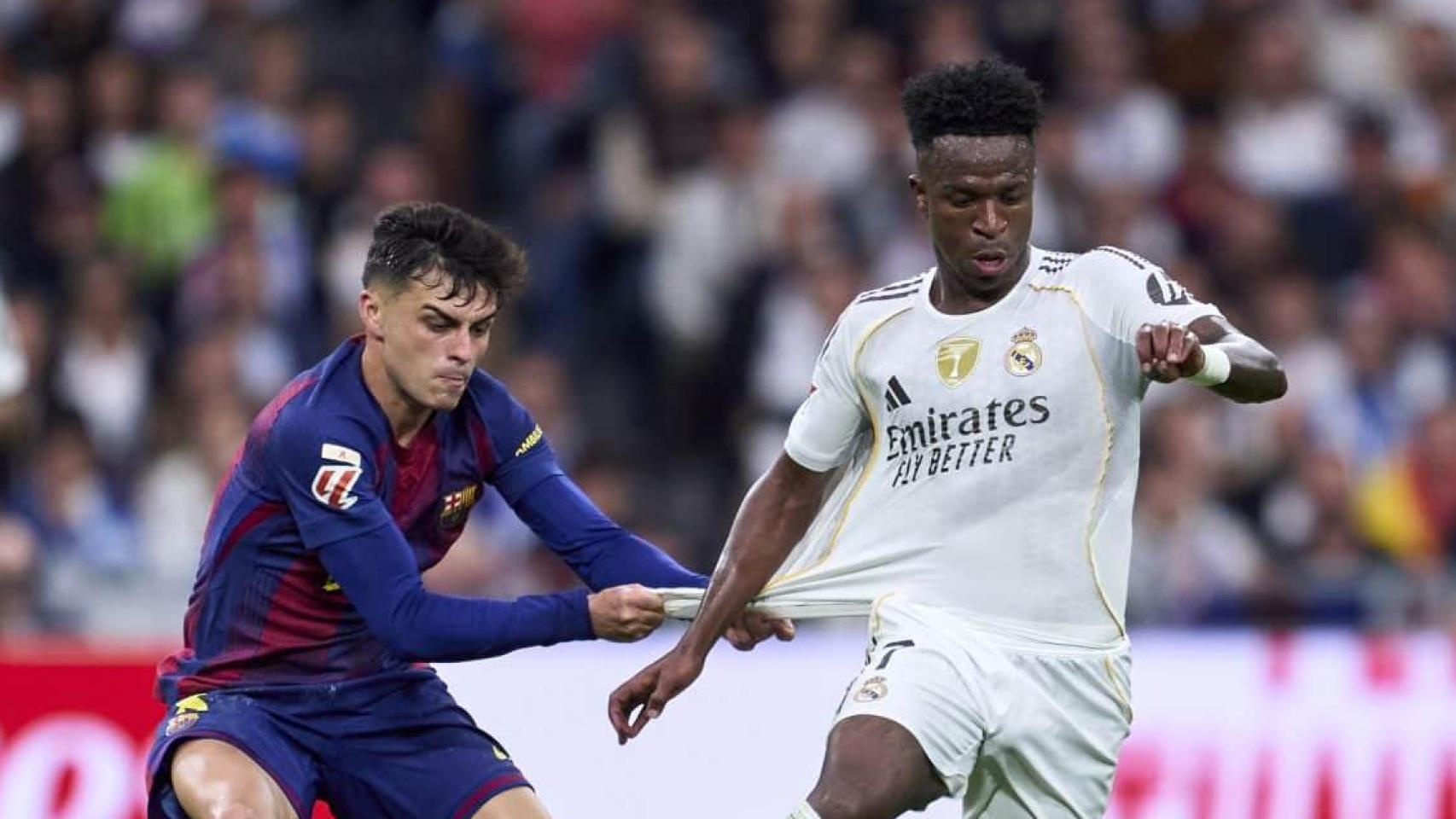 Pedri agarra a Vinicius durante el último Clásico.