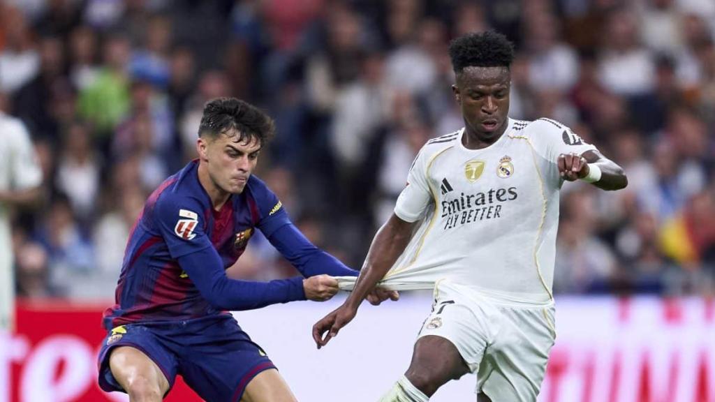 Pedri agarra a Vinicius durante el último Clásico.