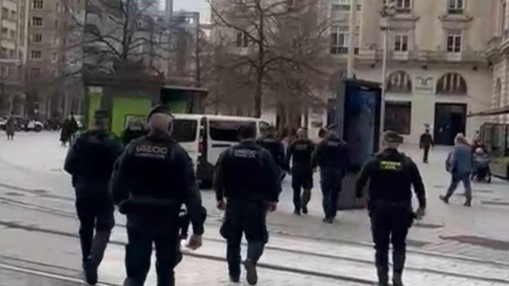 Agentes de la Guardia Civil saliendo de la sede de Forestalia en Zaragoza