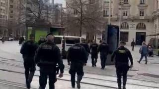 Agentes de la Guardia Civil saliendo de la sede de Forestalia en Zaragoza