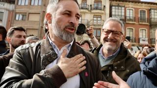 El líder de Vox, Santiago Abascal, y el candidato a la Presidencia de la Junta, Carlos Pollán, participan en un acto electoral en La Bañeza