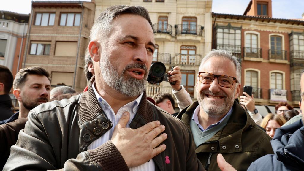 El líder de Vox, Santiago Abascal, y el candidato a la Presidencia de la Junta, Carlos Pollán, participan en un acto electoral en La Bañeza
