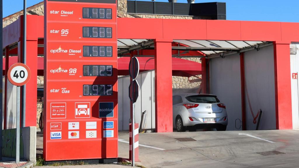 Varios coches en una gasolinera.