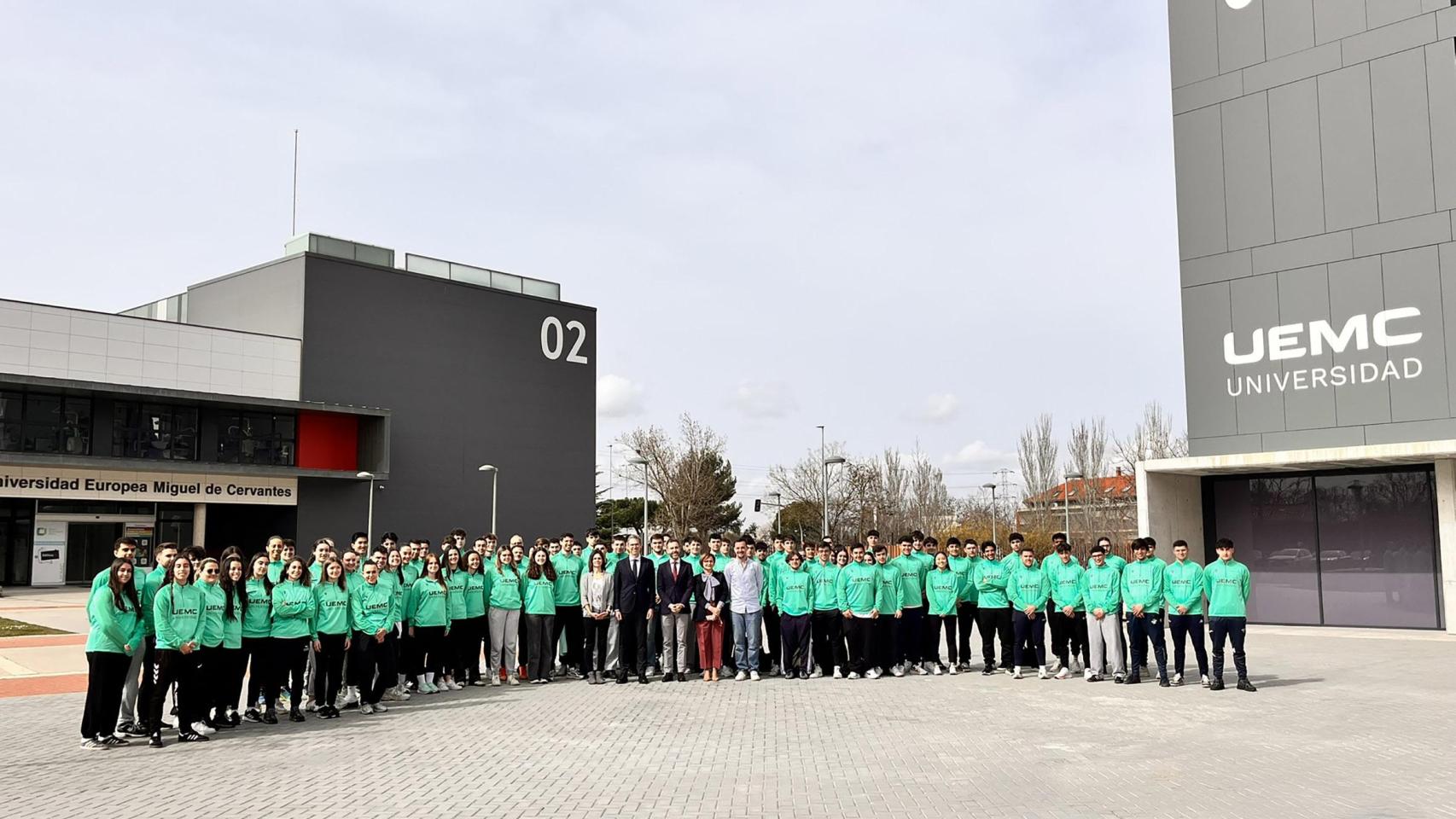 Parte de la delegación de la UEMC que participará en el Trofeo Rector 2026, junto con el rector David García López, el consejero delegado de la Universidad, Jesús Zarzuela, y la vicerrectora de Estudiantes y Vida Universitaria, Berta García.