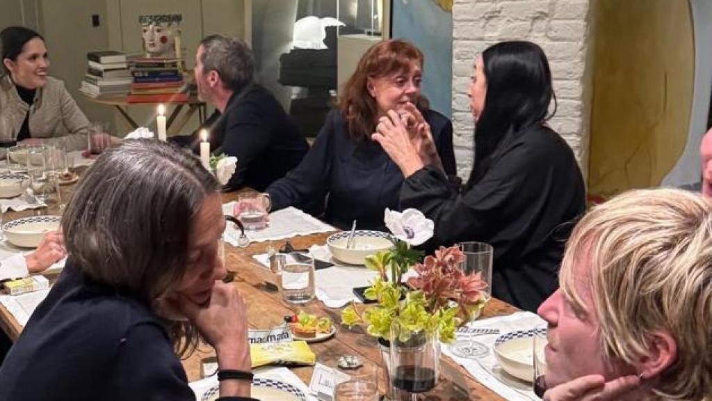 Susan Sarandon hablando con Rossy de Palma, durante el almuerzo.