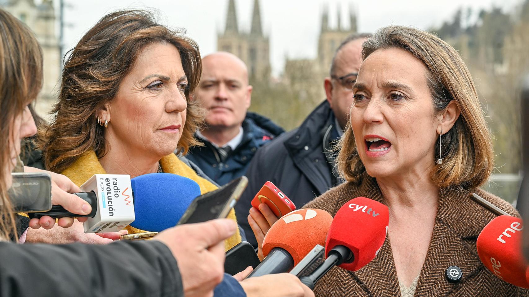 La vicesecretaria nacional de Regeneración Institucional del PP, Cuca Gamarra, visita la exposición ‘Burgos Industria’ acompañada de la alcaldesa Cristina Ayala y la candidata número 1 a las Cortes de Castilla y León por Burgos, Marta Arroyo