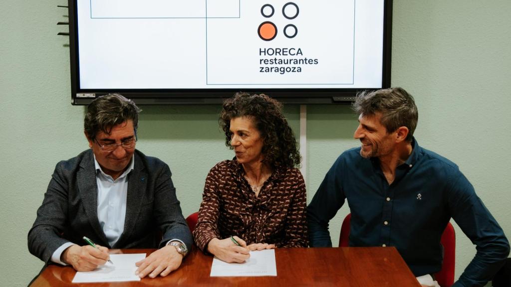 La firma entre HORECA y Sillería Aragonesa.