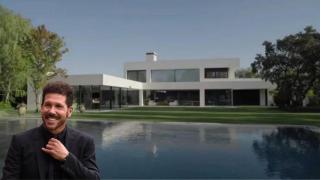 Montaje de Simeone con su casa al fondo.