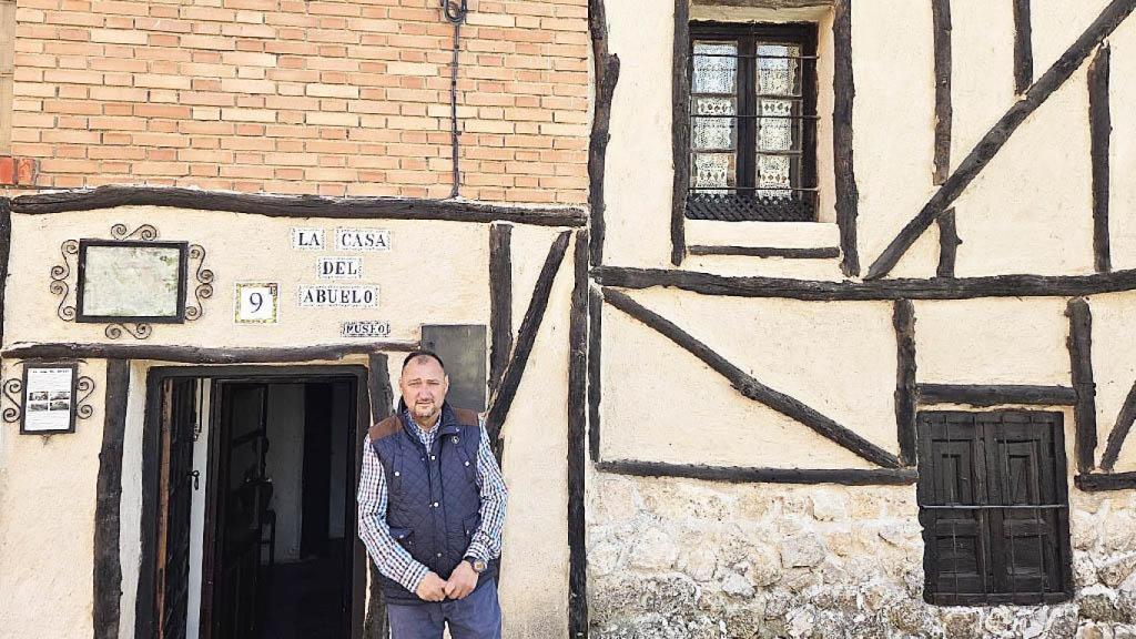 La Casa del Abuelo de Cevico de la Torre y Juan Carlos a sus puertas.
