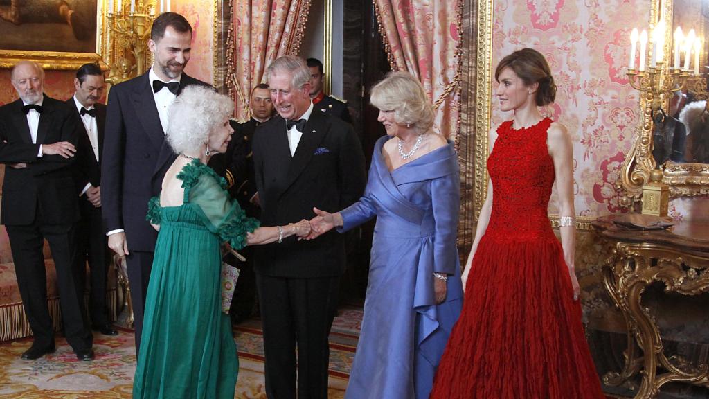Cayetana de Alba con Felipe VI, Letizia, ahora Carlos III y Camila, en 2011.