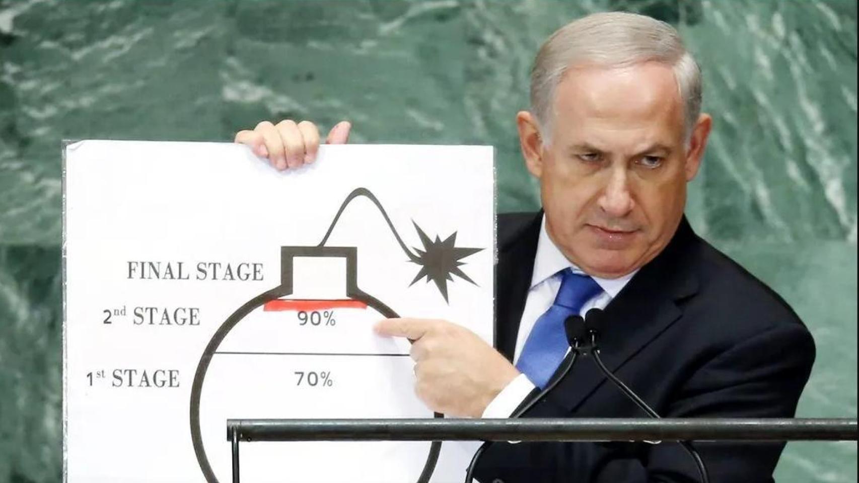 Benjamin Netanyahu durante un discurso en la ONU en la que denuncia el desarrollo de una bomba nuclear por parte de Irán. 2012
