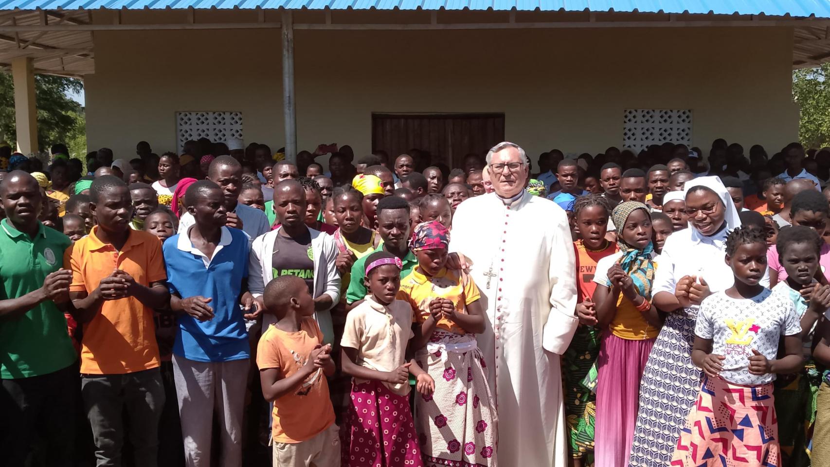 Alberto Vera, obispo de Nacala, en el centro de la imagen en su diócesis en Mozambique