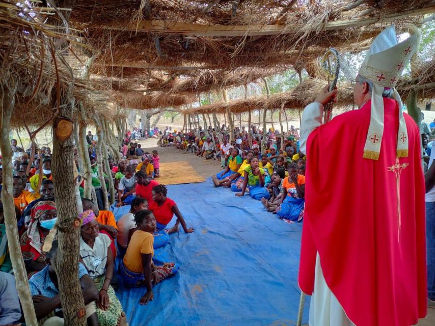 Alberto Vera oficiando una misa cristiana en Mozambique