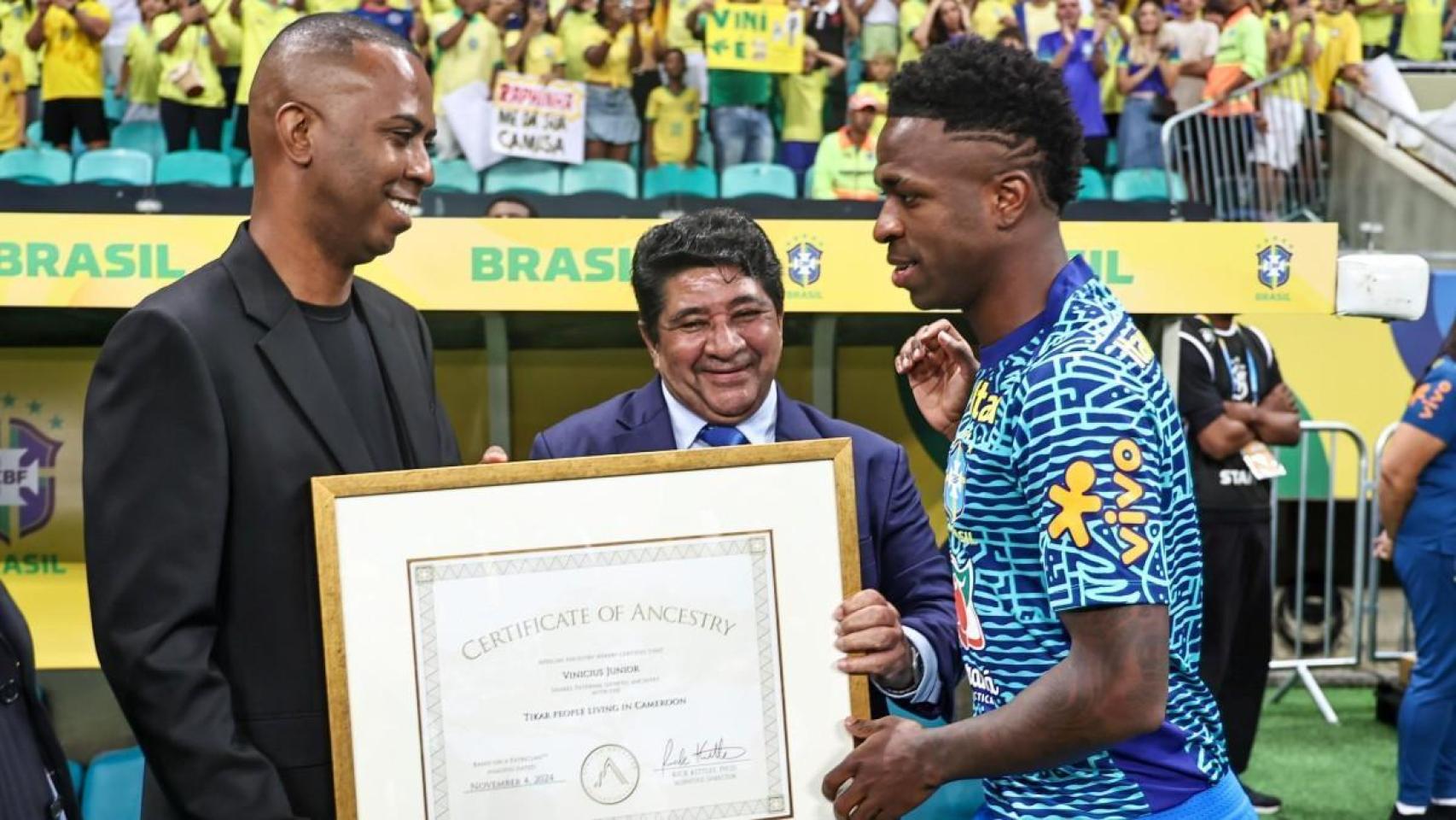 Vinicius Jr, junto a su padre en un partido con Brasil.