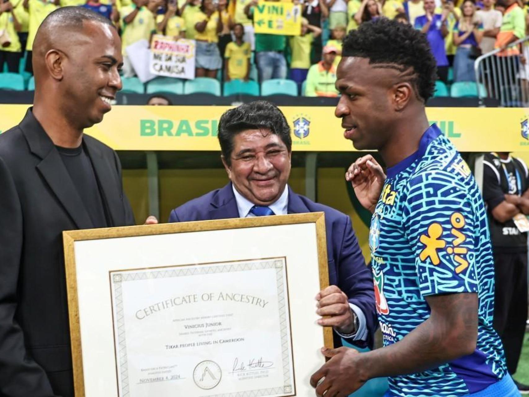 Vinicius Jr, junto a su padre en un partido con Brasil.
