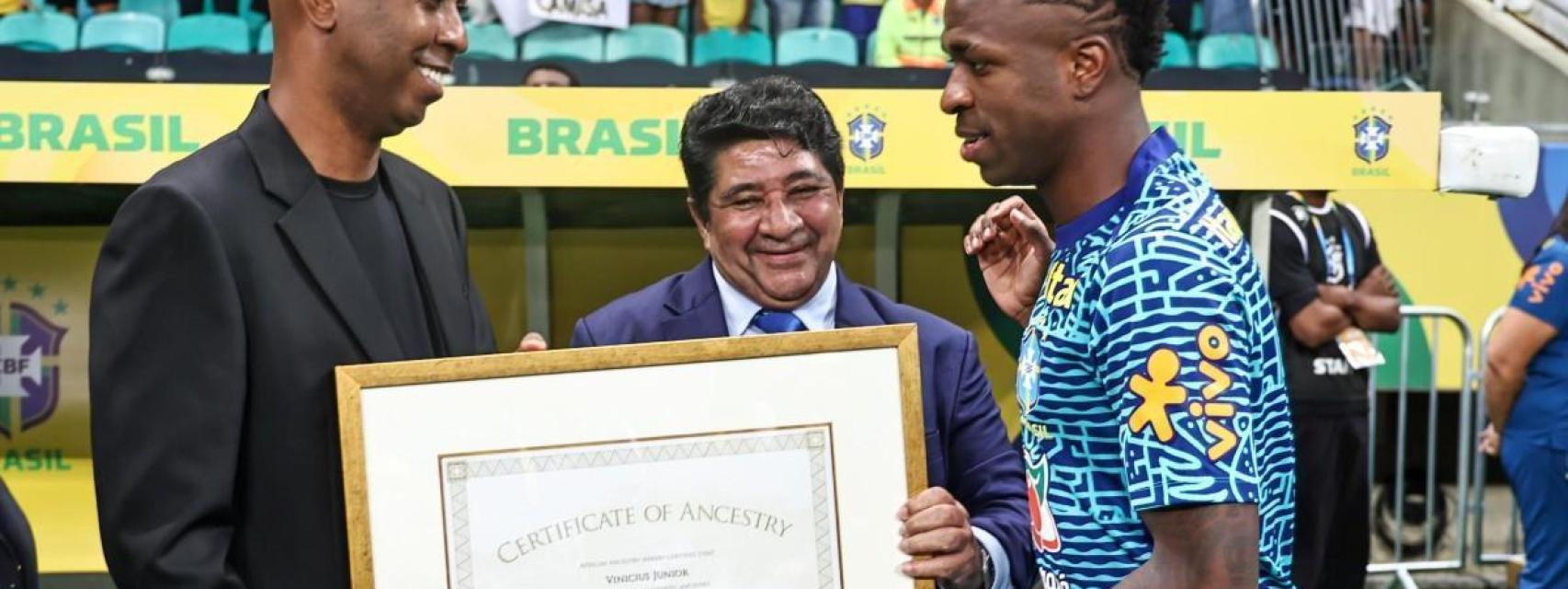 Vinicius Jr, junto a su padre en un partido con Brasil.