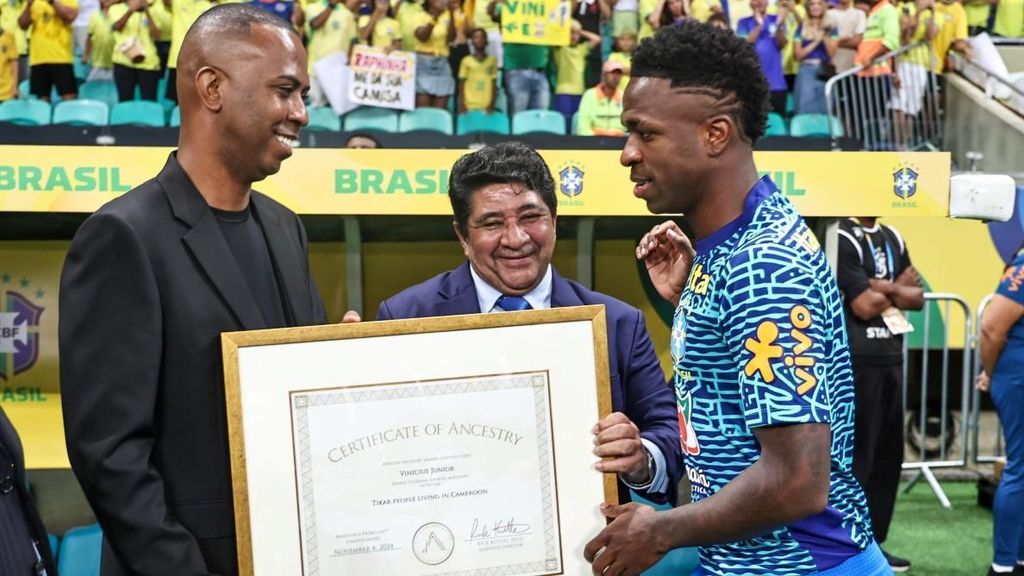 Vinicius Jr, junto a su padre en un partido con Brasil.
