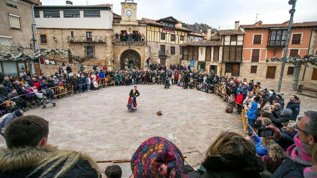 Imagen de la Danza del Escarrete, Fiesta de Interés Turístico Regional, en la plaza Poza de la Sal (Burgos).