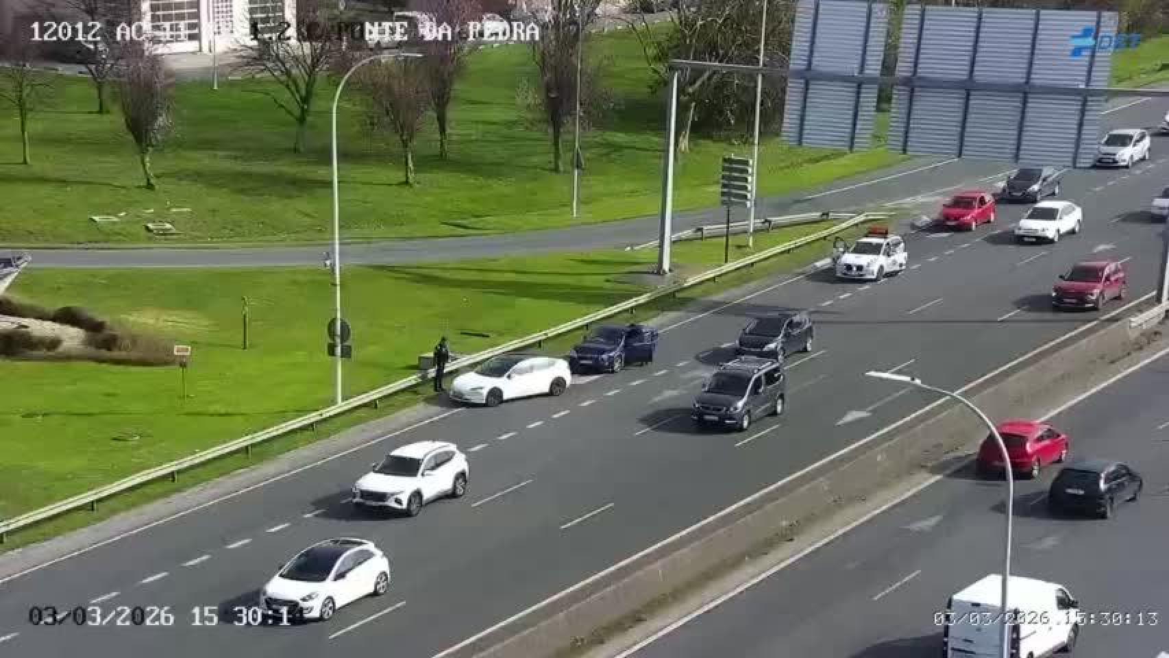 Dos coches sufren un accidente en Alfonso Molina, en A Coruña, este martes.