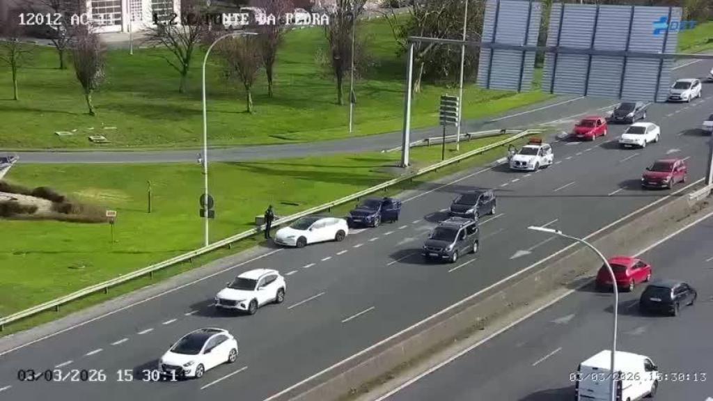 Dos coches sufren un accidente en Alfonso Molina, en A Coruña, este martes.