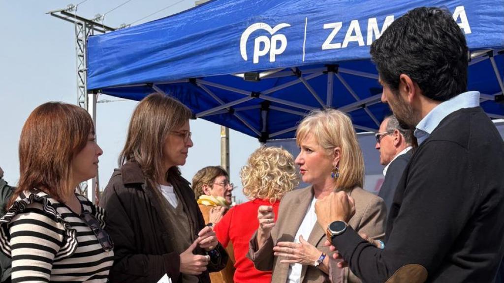 Miembros del Partido Popular de Zamora arropando a Leticia García.