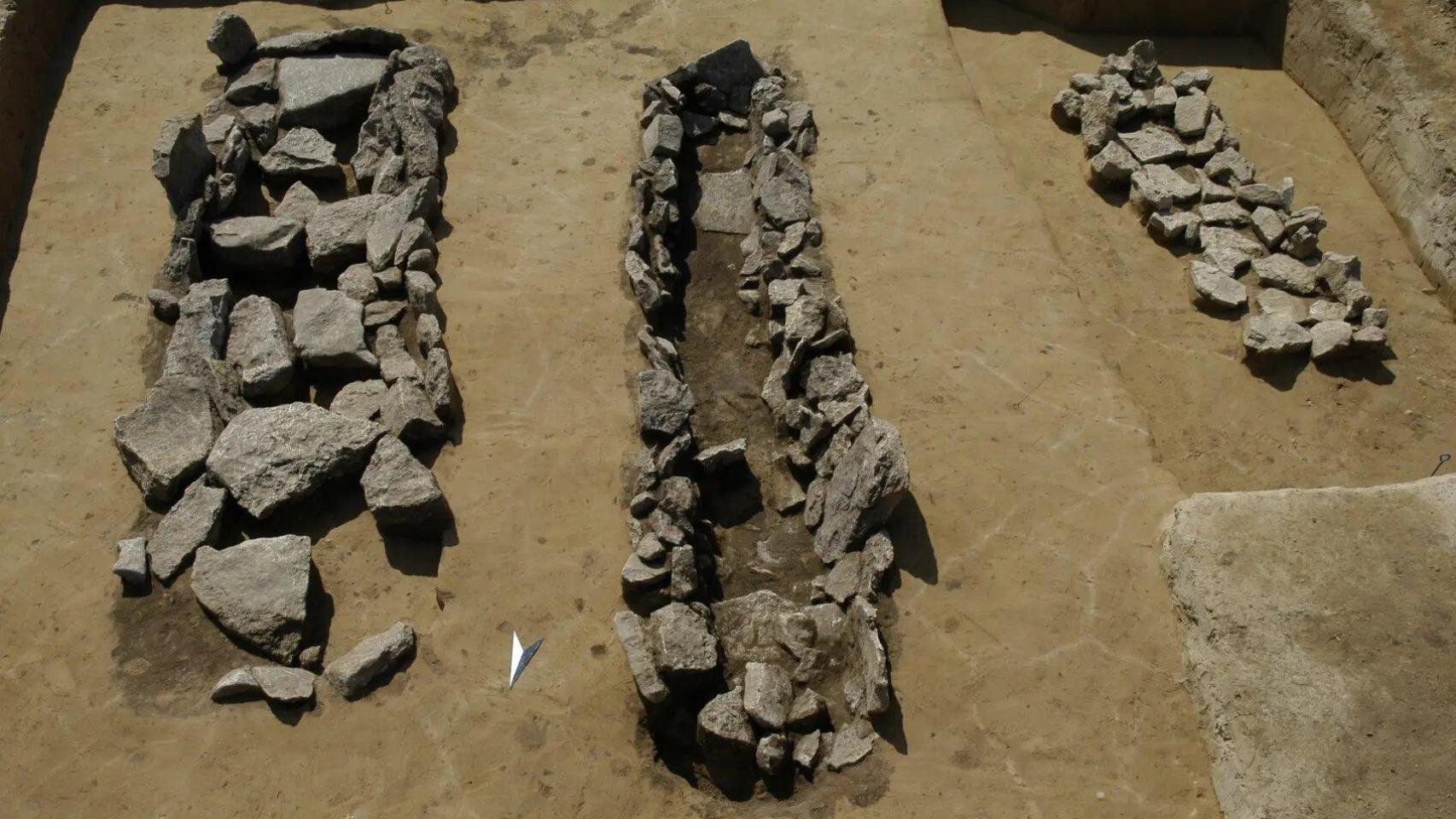 Tumbas con muros de piedra de las excavaciones de la Edad del Bronce Final cerca de Esperstedt.