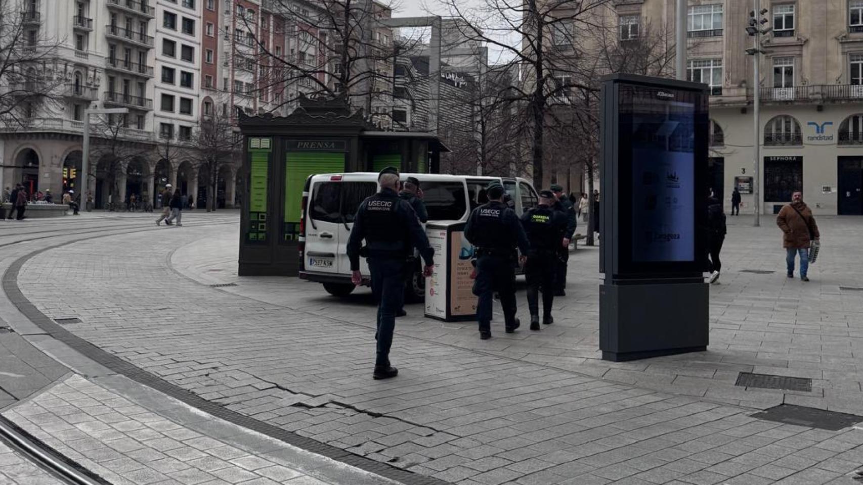 Agentes de la Guardia Civil saliendo de la sede de Forestalia en Zaragoza.