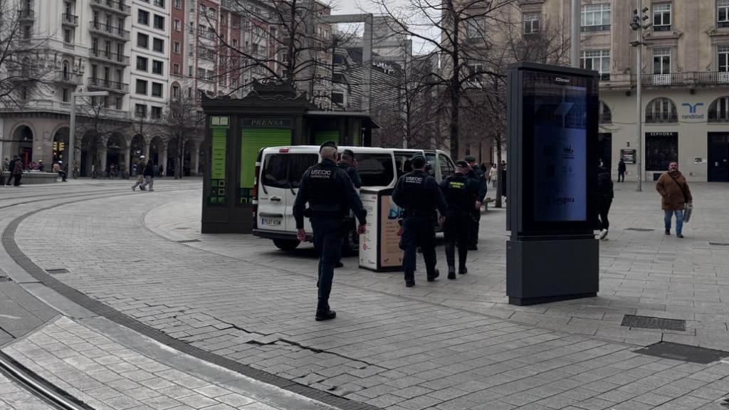 Agentes de la Guardia Civil saliendo de la sede de Forestalia en Zaragoza.