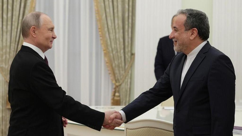 Presidente ruso Vladimir Putin junto al ministro de Asuntos Exteriores de Irán, Abbas Araghchi