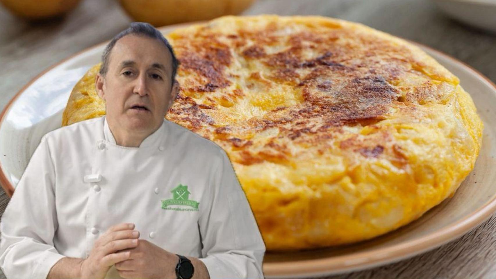 El cocinero Juan Carlos junto a una tortilla de patata.