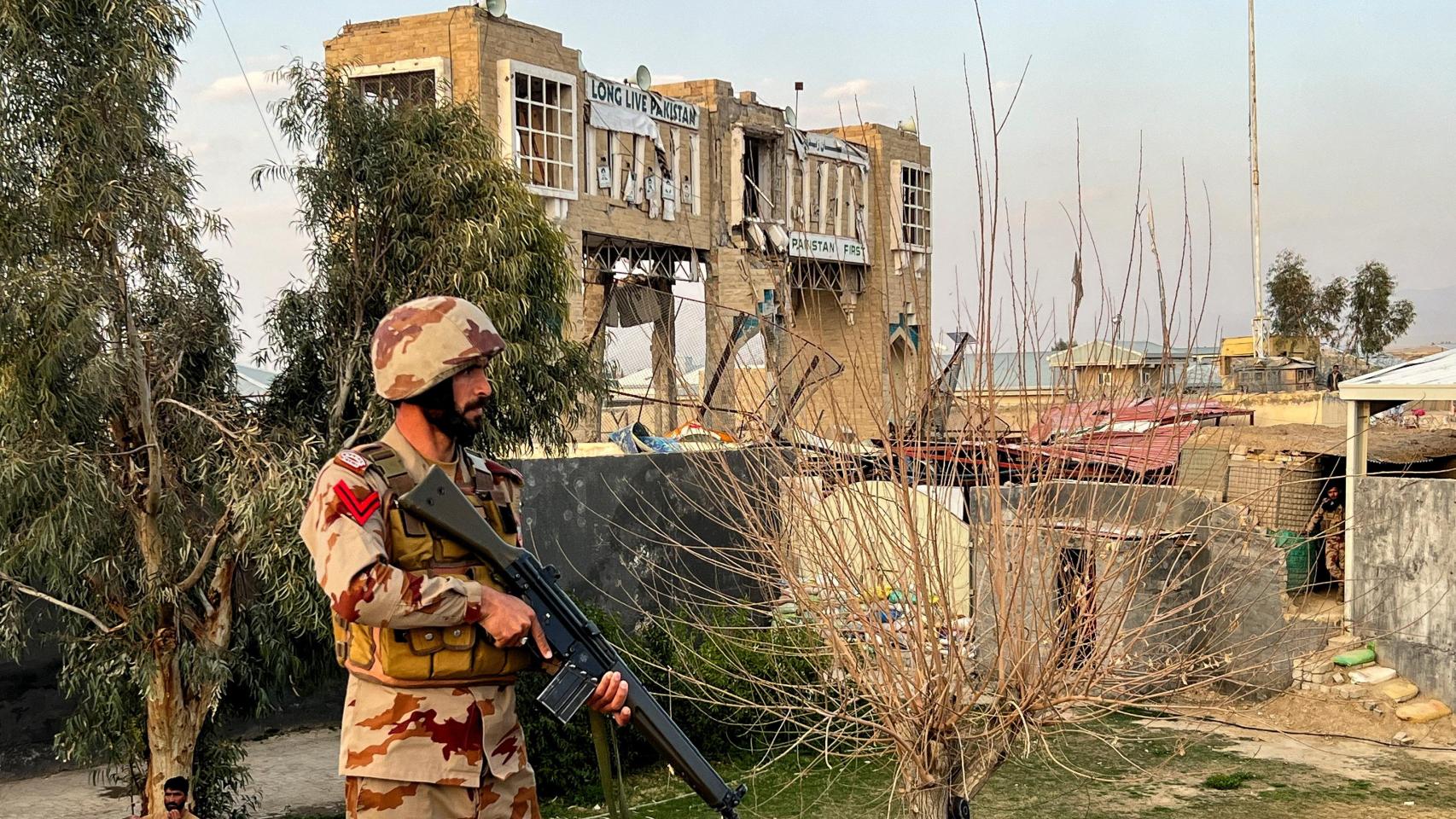 Soldado pakistaní en el puesto fronterizo 'Puerta de la Amistad', cerca de Chamán (Pakistán), durante los ataques del 27 de febrero.