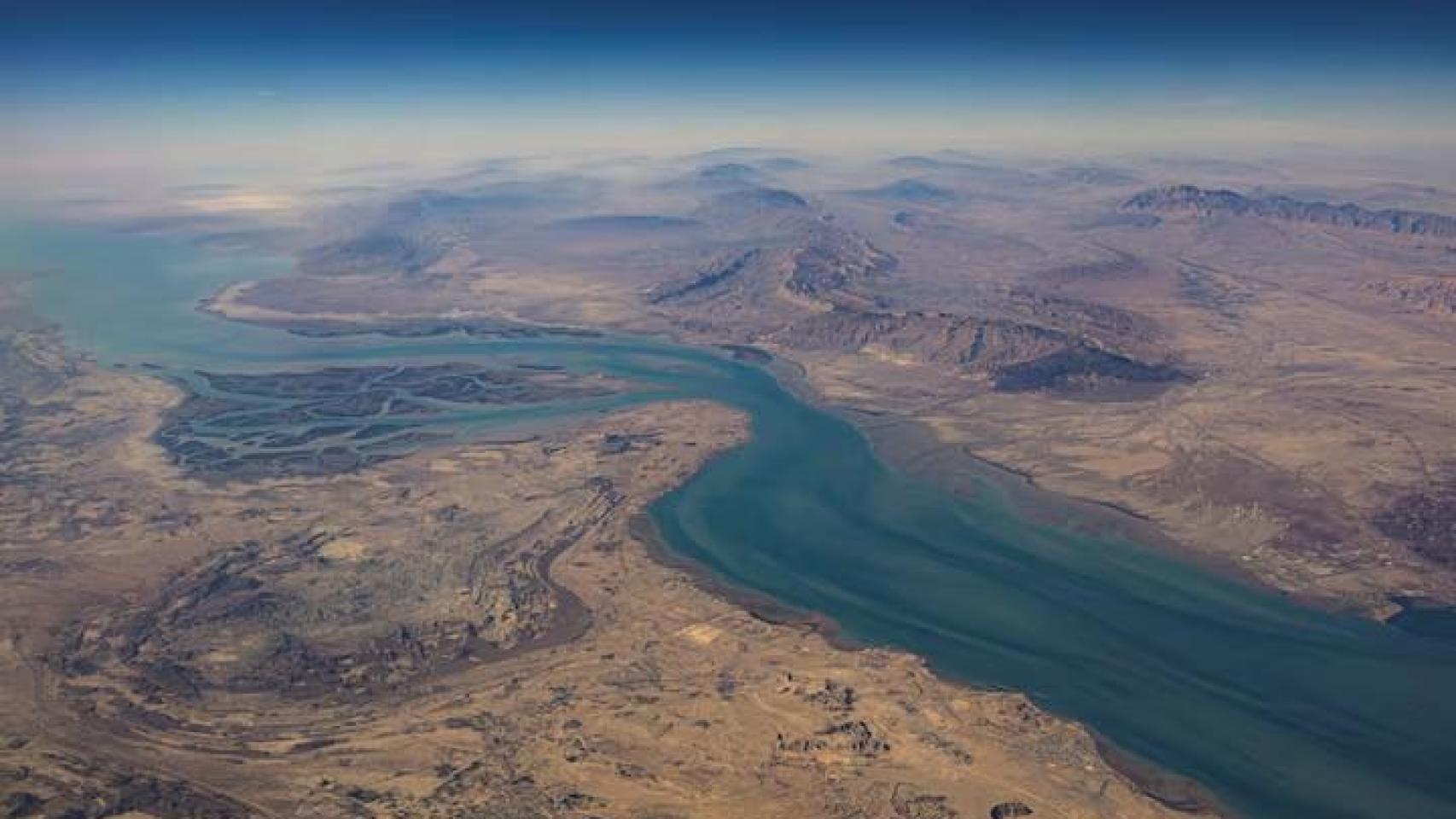 Vista aérea de las costas iraníes y la isla de Qeshm en el estrecho de Ormuz.