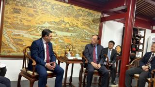 Miguel Ángel Valverde junto a los representantes de China.