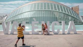 Letras de 'Valéncia' en l'Hemisfèric de la Ciudad de las Artes y las Ciencias.