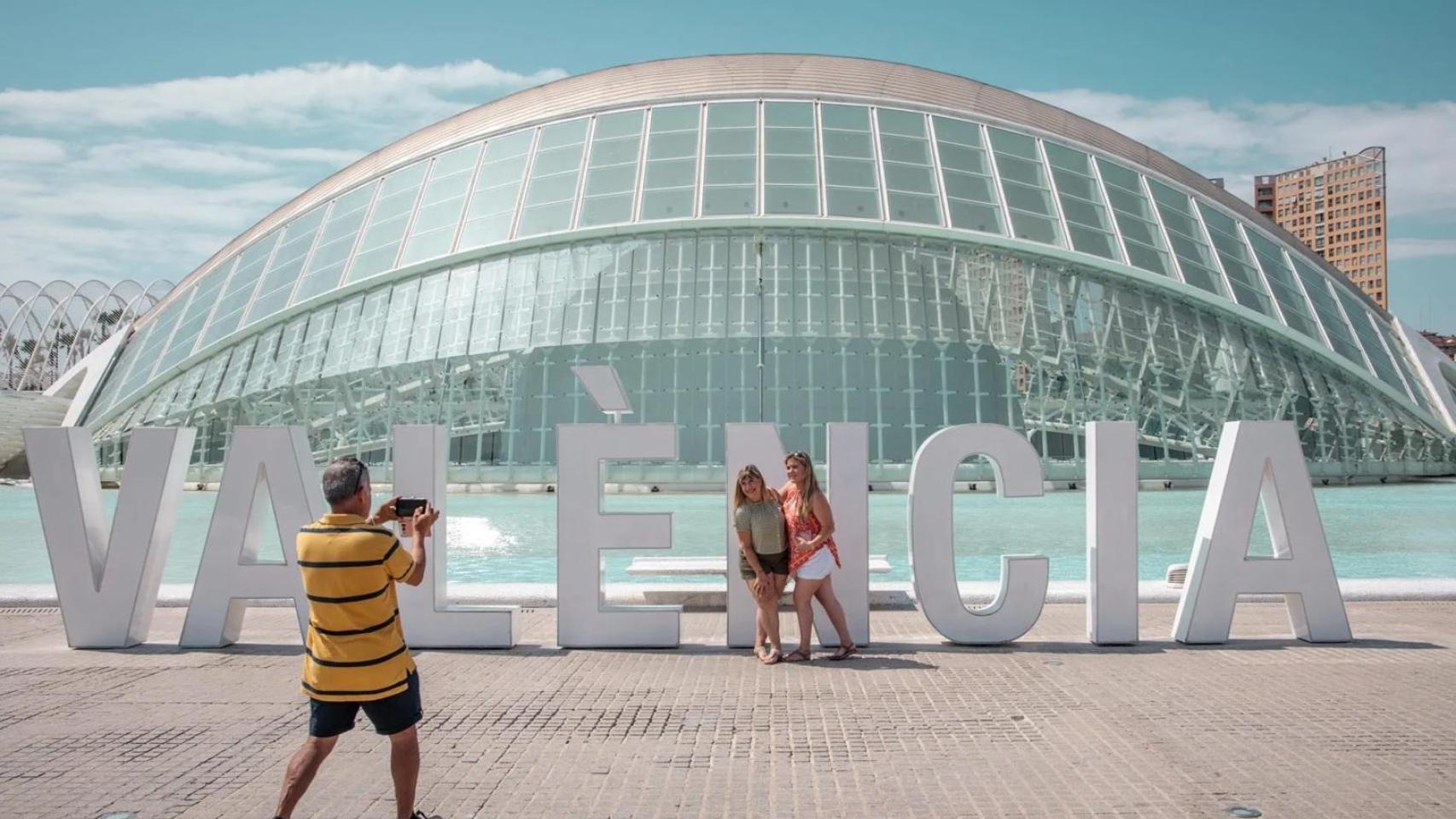 Letras de 'Valéncia' en l'Hemisfèric de la Ciudad de las Artes y las Ciencias.