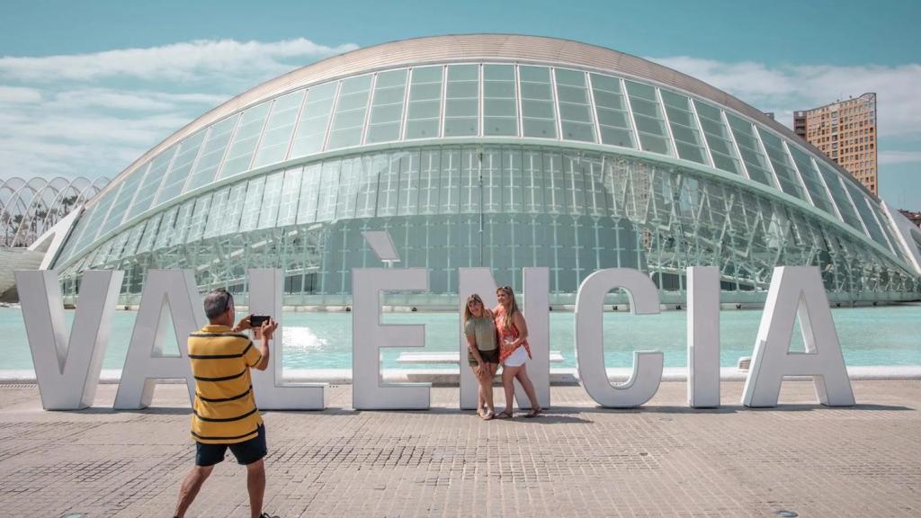 Letras de 'Valéncia' en l'Hemisfèric de la Ciudad de las Artes y las Ciencias.