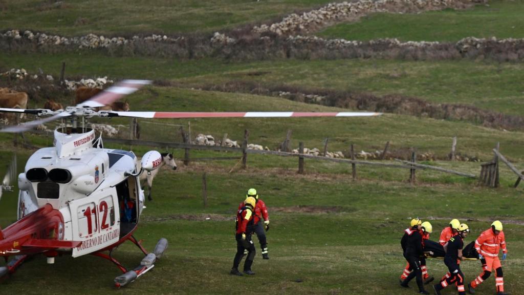 Equipos de rescate trabajando en el lugar de los hechos.