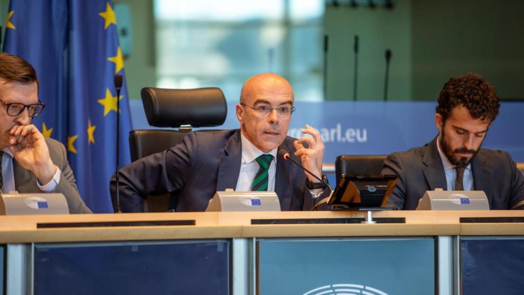 Miklós Panyi, secretario de Estado en Hungría; Jorge Buxadé, eurodiputado de Vox; y Carlos H. Quero, diputado de Vox en el Congreso, este martes en Bruselas.