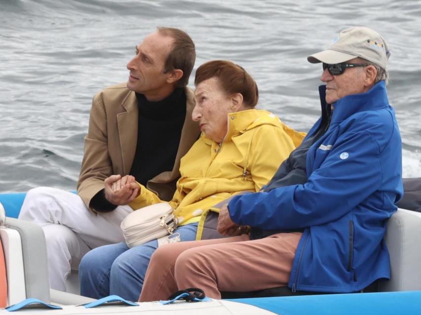 Juan Carlos I con su hermana Margarita y Alfonso, su hijo, en Sanxenxo.