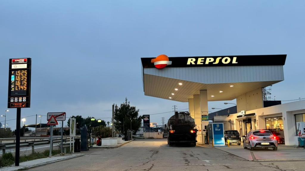 Gasolinera de Repsol en Villanueva de Gállego este martes.
