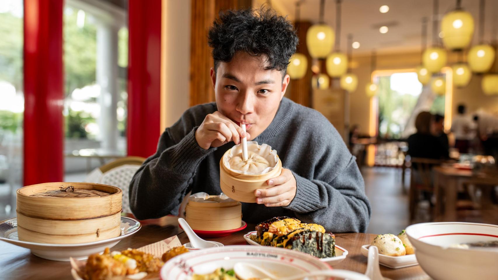 Diego Song, el chino de 20 años que trae a su restaurante de Madrid el bao más viral que se bebe con pajita: "Por solo 6,80€"