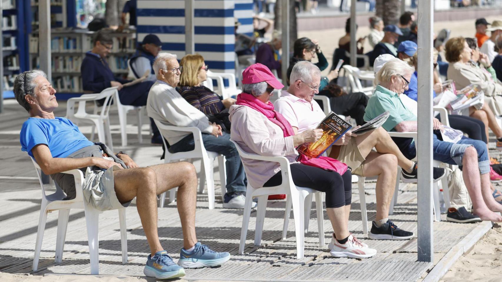 Turistas toman el sol en la playa de Benidorm durante el último sábado de febrero en la Comunitat Valenciana.