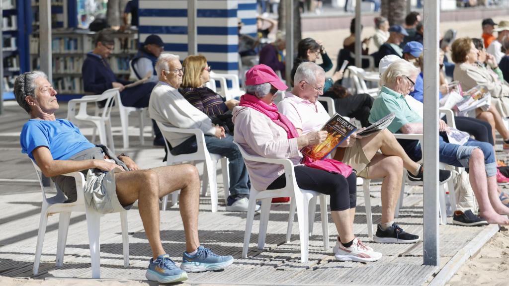 Turistas toman el sol en la playa de Benidorm durante el último sábado de febrero en la Comunitat Valenciana.
