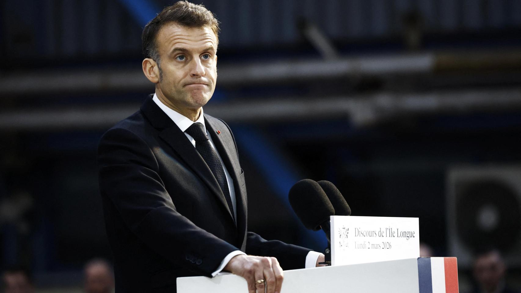 El presidente francés Emmanuel Macron pronuncia un discurso en la base naval de submarinos nucleares de Île Longue, en Crozon.
