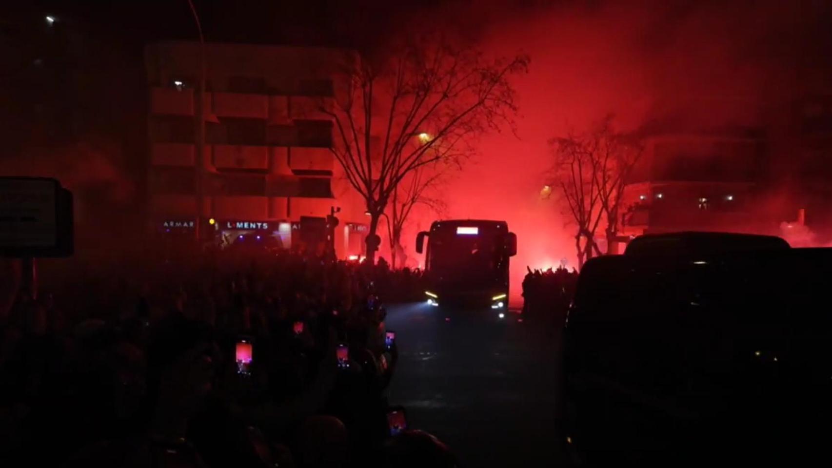 Imagen del recibimiento de los aficionados del FC Barcelona al autobús del equipo.
