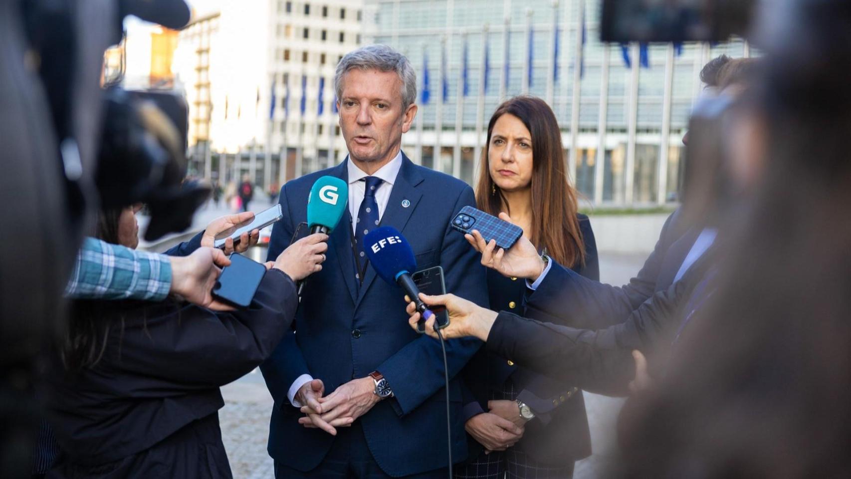 Rueda realiza declaraciones a los medios este martes.