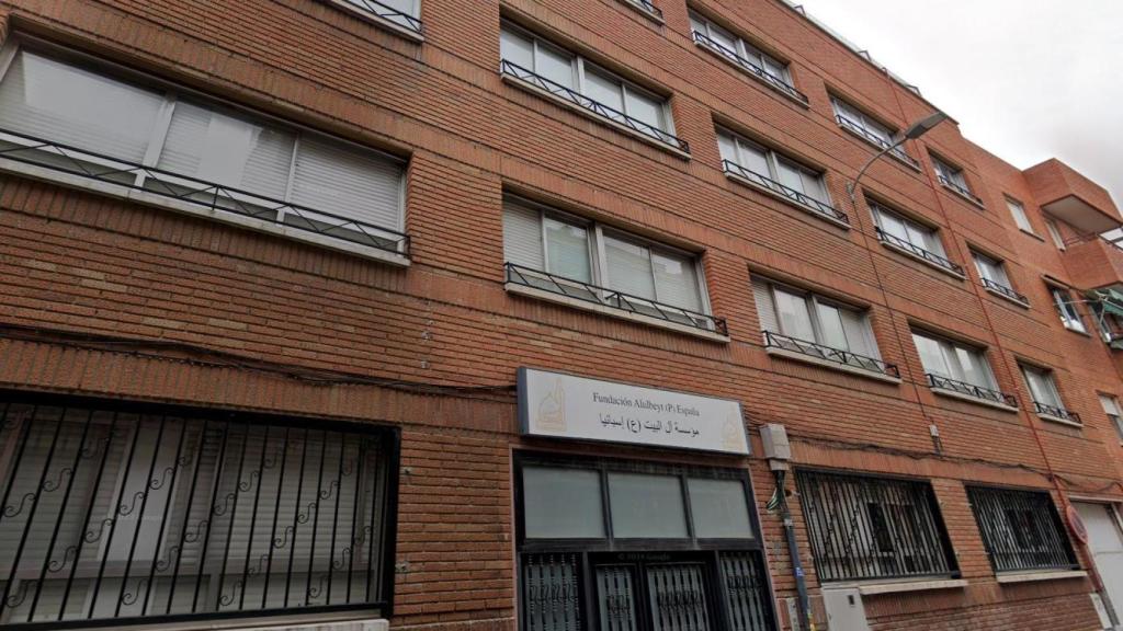 El edificio de la calle Florencio Sanz, en el sur de Madrid, que durante años funcionó como colegio y hoy alberga la Fundación Alulbeyt España, una de las principales estructuras chiíes identificadas en el país.