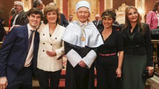 Fernando Ónega, junto a su mujer, Ángela Rodrigo, y sus tres hijos, Fernando Jr., Cristina y Sonsoles, en Madrid el pasado mes de marzo.